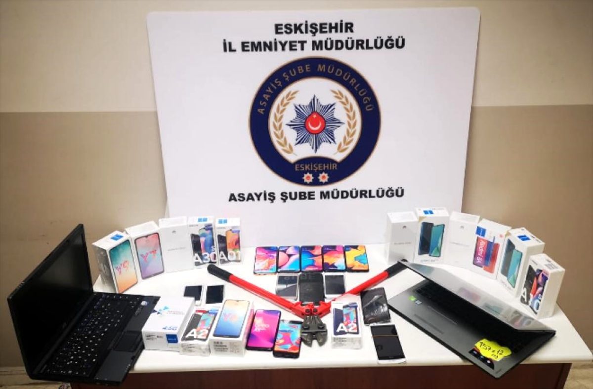 Eskişehir\'de cep telefonu ve bilgisayar hırsızlığı şüphelisi tutuklandı