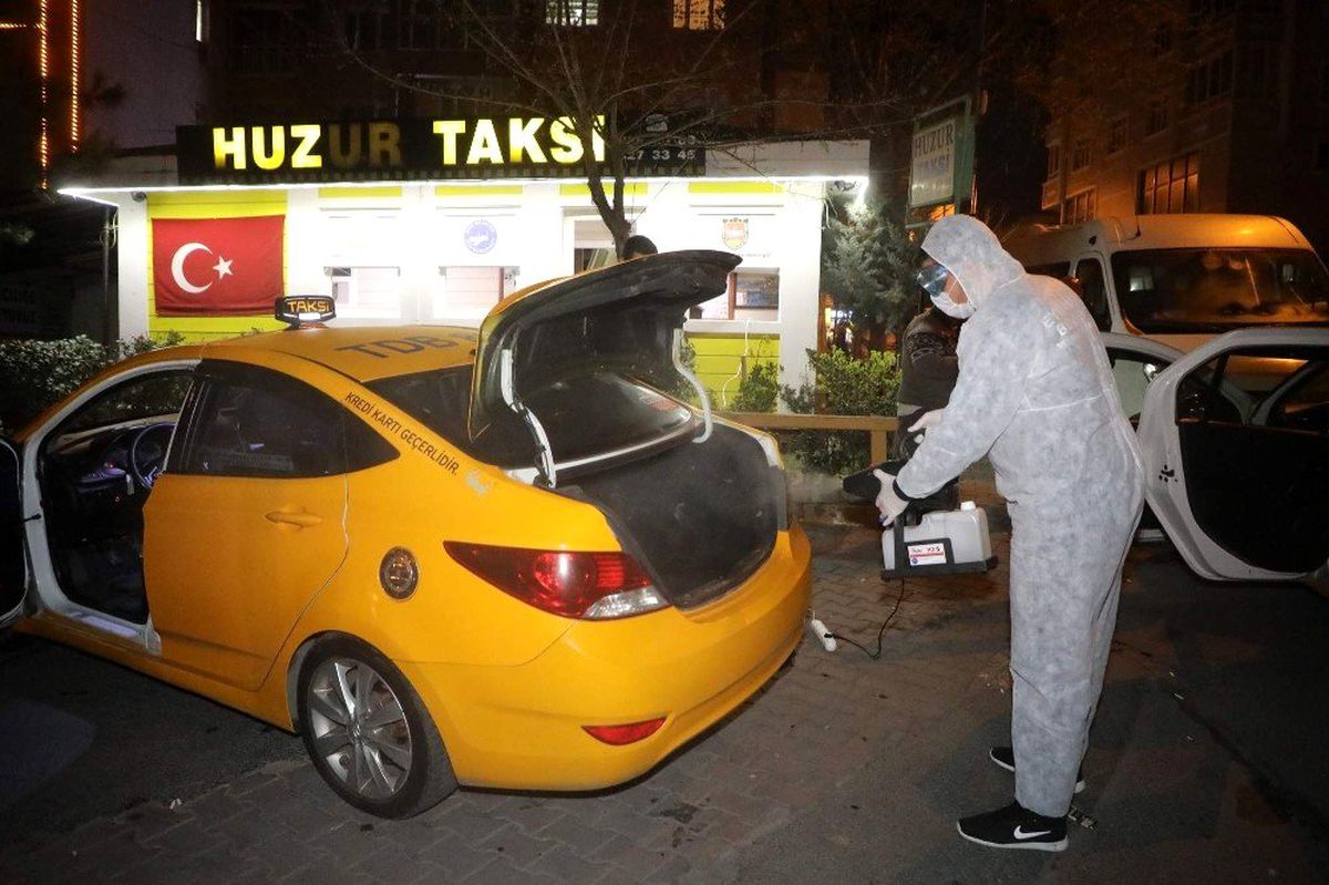 Eyüpsultan\'da taksi durakları ve taksiler dezenfekte edildi