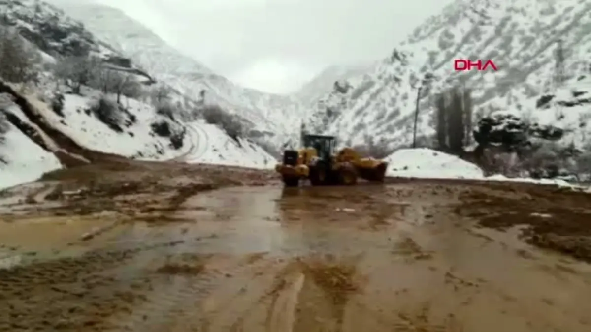 Hakkari-Çukurca karayolunda heyelan