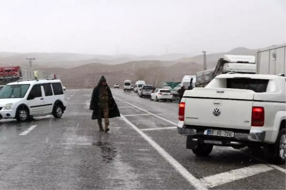 Hakkari karayolunun iki ayrı noktasına çığ düştü