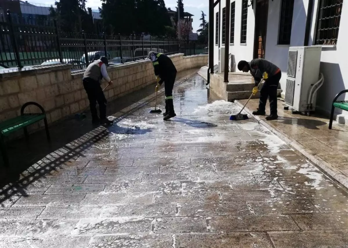 Hendek Belediyesi dezenfektan çalışmalarına devam ediyor