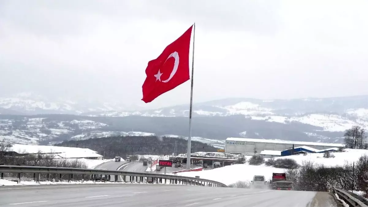 Kar ve 2 bin metrekarelik dev Türk bayrağı güzelliği