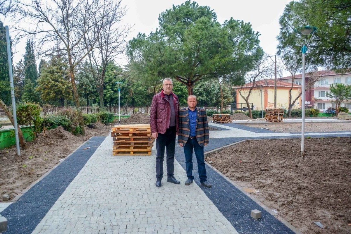 Karacabey\'de park, bahçe ve refüjlerde bakım çalışmaları sürüyor