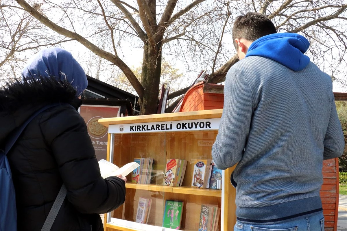 Kırklareli\'nde "panik yapma kitap oku" sloganıyla sokaklara kitaplıklar konuldu