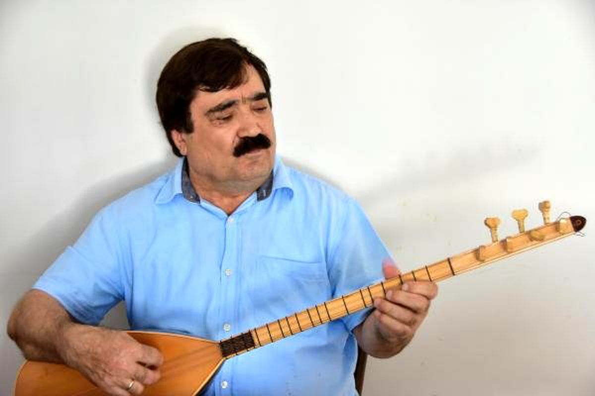 Koronavirüs için türkü besteledi