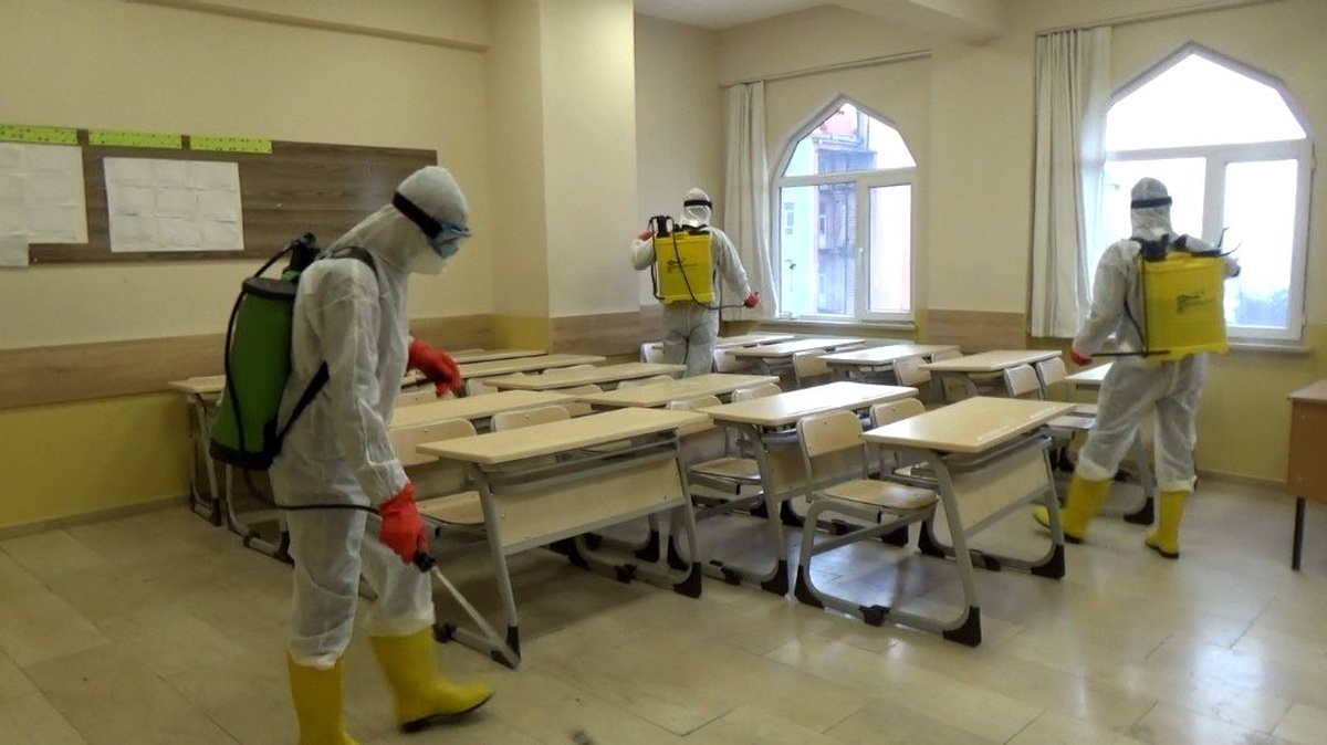 Muşta okullar korona virüsü tehdidine karşı dezenfekte ediliyor
