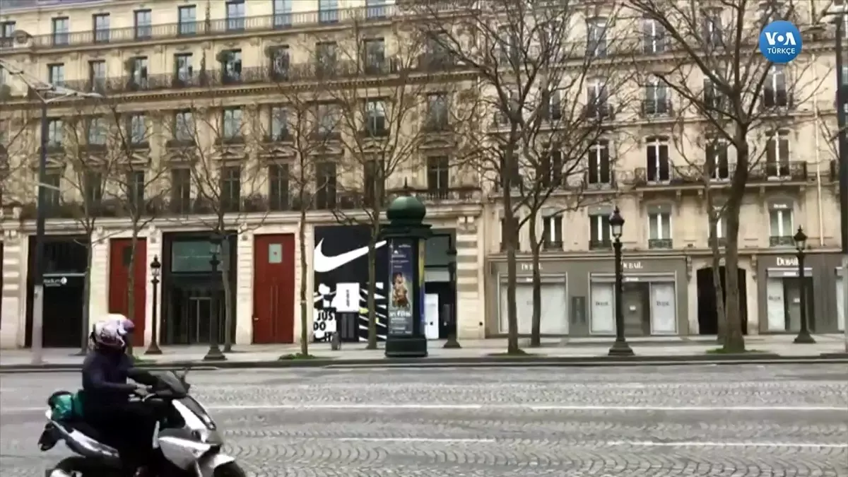 Paris\'in Ünlü Champs Elysees Caddesi Boşaldı