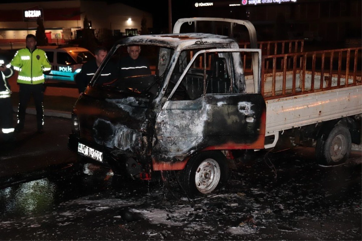 Park halindeki kamyonet yanarak kullanılamaz hale geldi