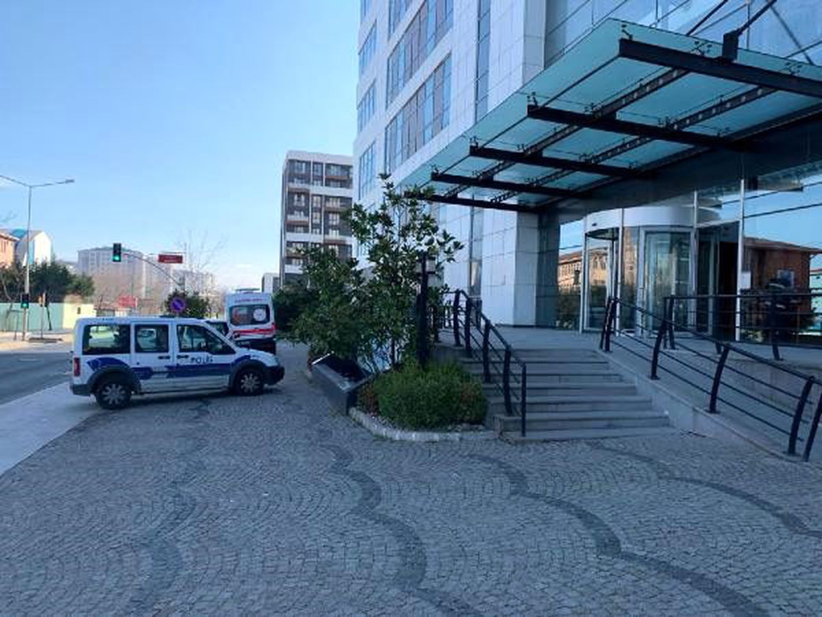 Pendik\'te, asansör boşluğuna düşen küpeyi çıkarmak isterken canından oldu