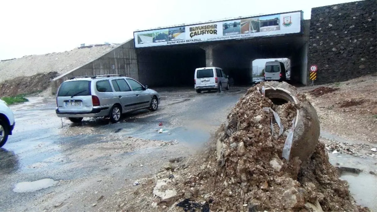 Sağanak yağmur yolları göle çevirdi