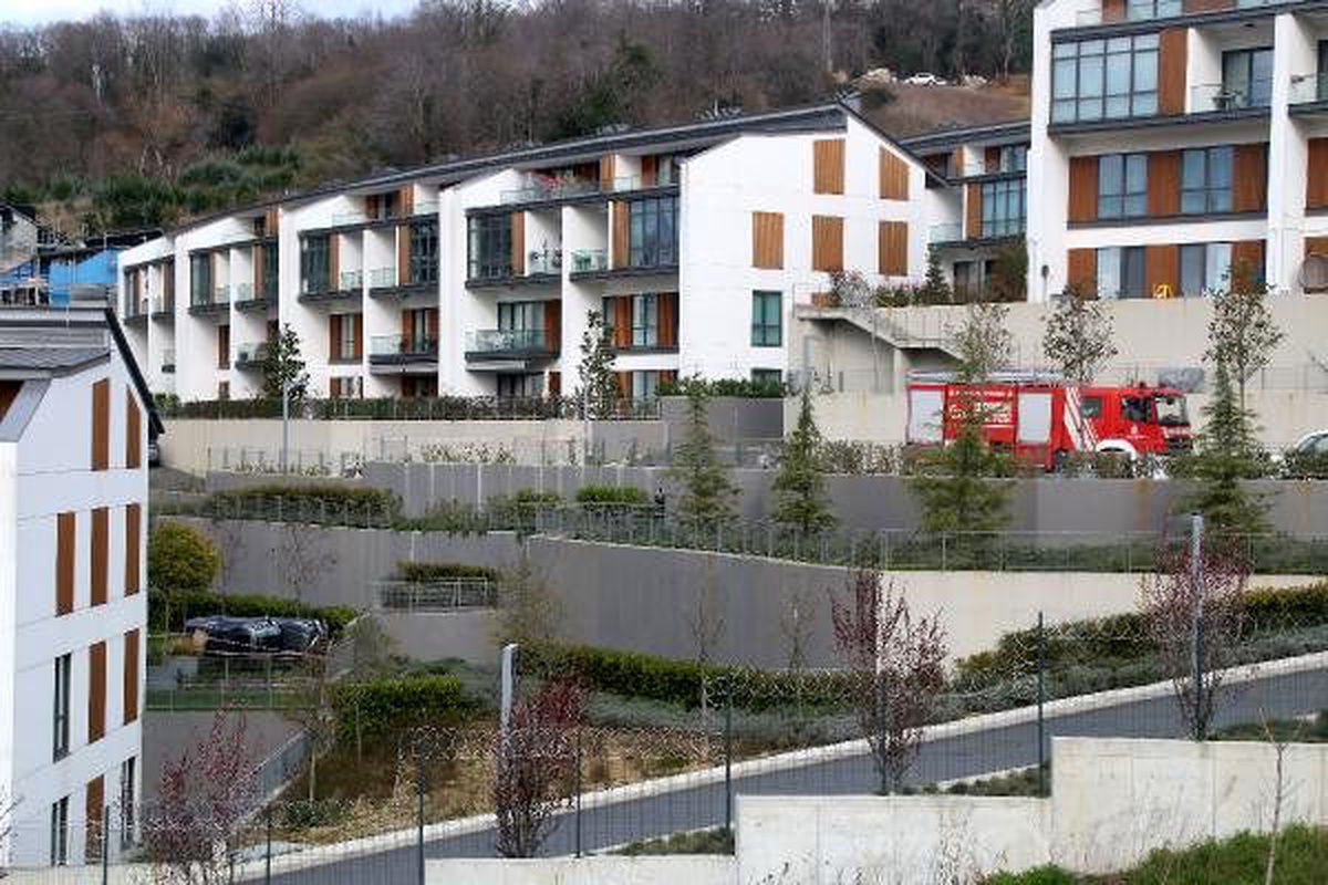 Sarıyer\'de bariyerleri aşan otomobil bahçeye uçtu