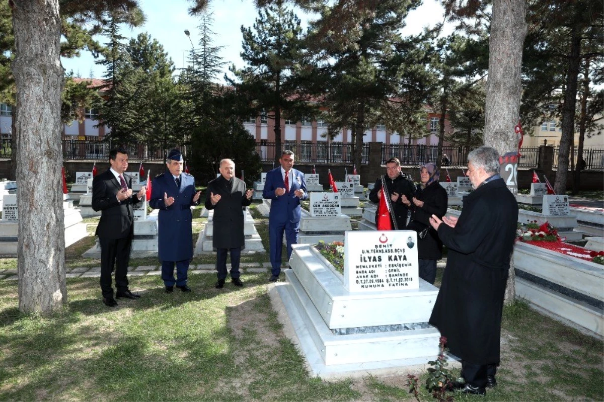 Şehitler kabirleri başında anıldı