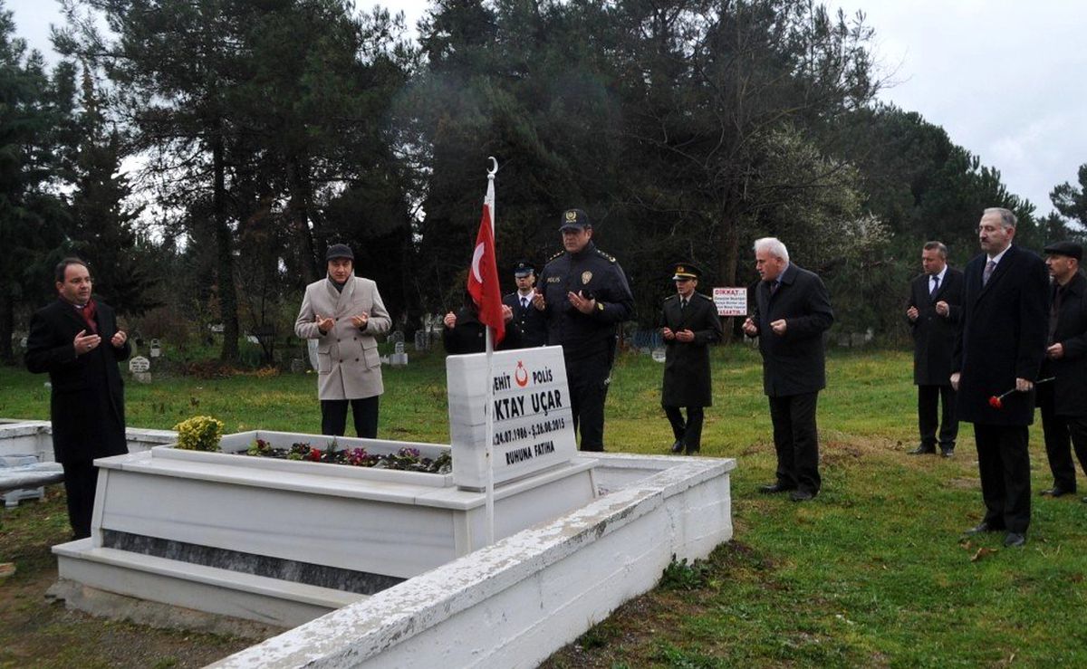 Şehitler sade bir törenle anıldı