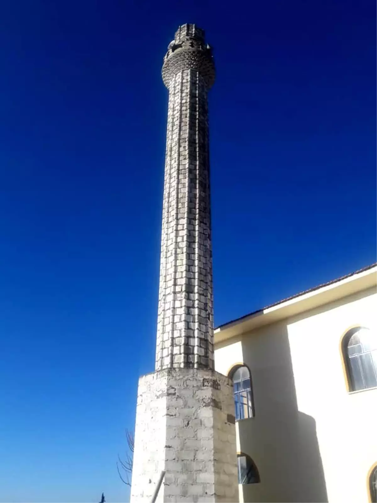 Şiddetli rüzgar minareyi yıktı