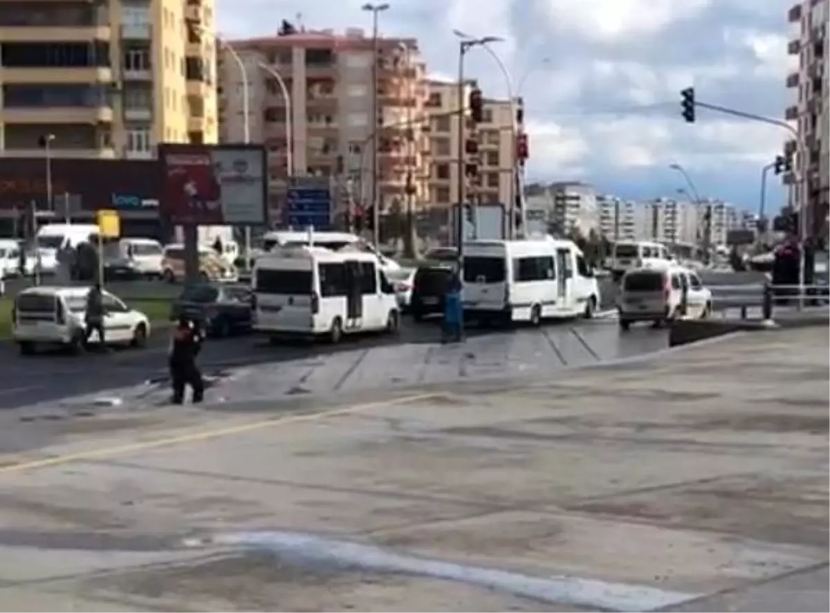 Silahlı saldırı şüphelisi kardeşler, polisin lastiklerine ateş açtığı araçla kaçtı