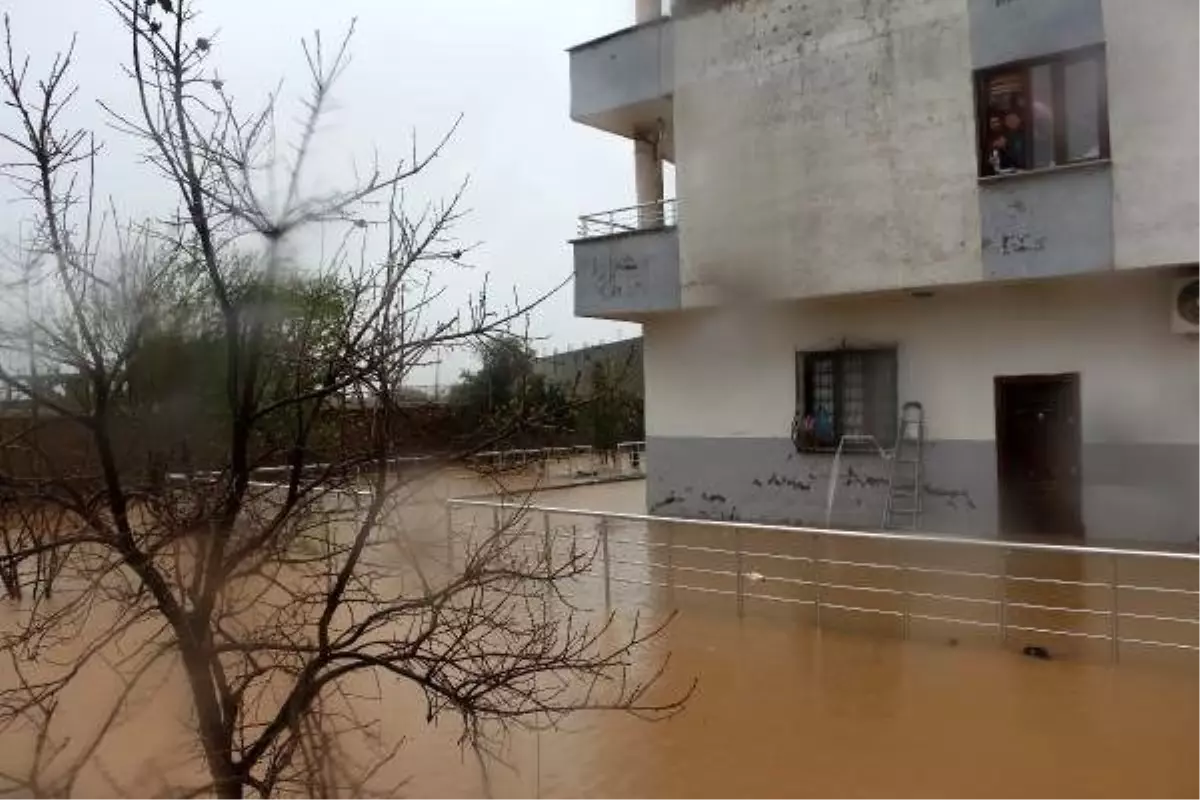 Silopi\'de sağanak; 4 katlı binayı su bastı