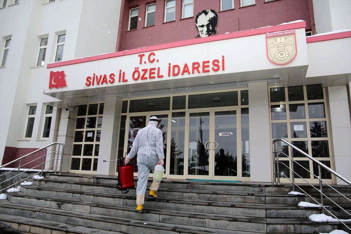 Sivas\'ta koronavirüse karşı ilaçlama yapıldı