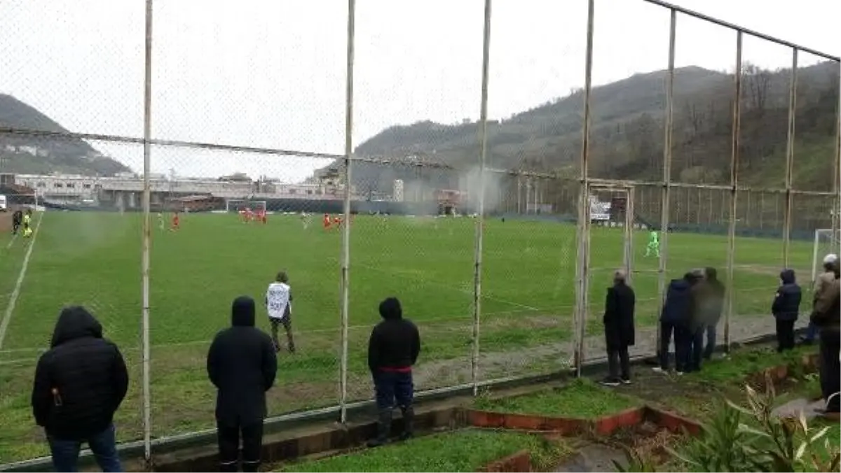 Stadyuma giremeyen taraftarlar maçı tel örgülerin arkasından izledi