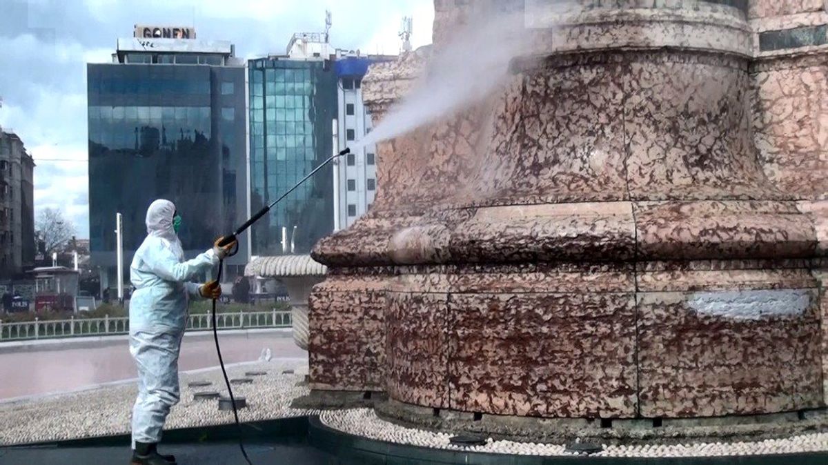 Taksim Meydanı dezenfekte edildi
