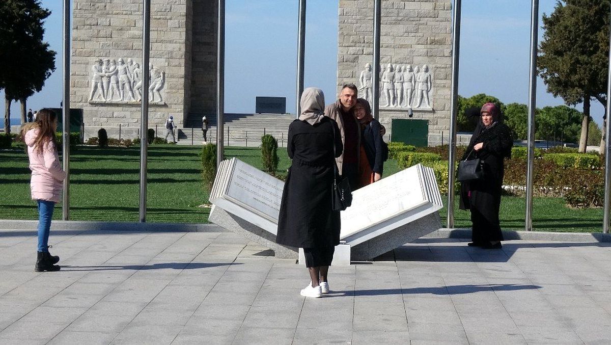 Tören iptaline rağmen 18 Mart\'ta Şehitler Abidesi\'ni yalnız bırakmadılar