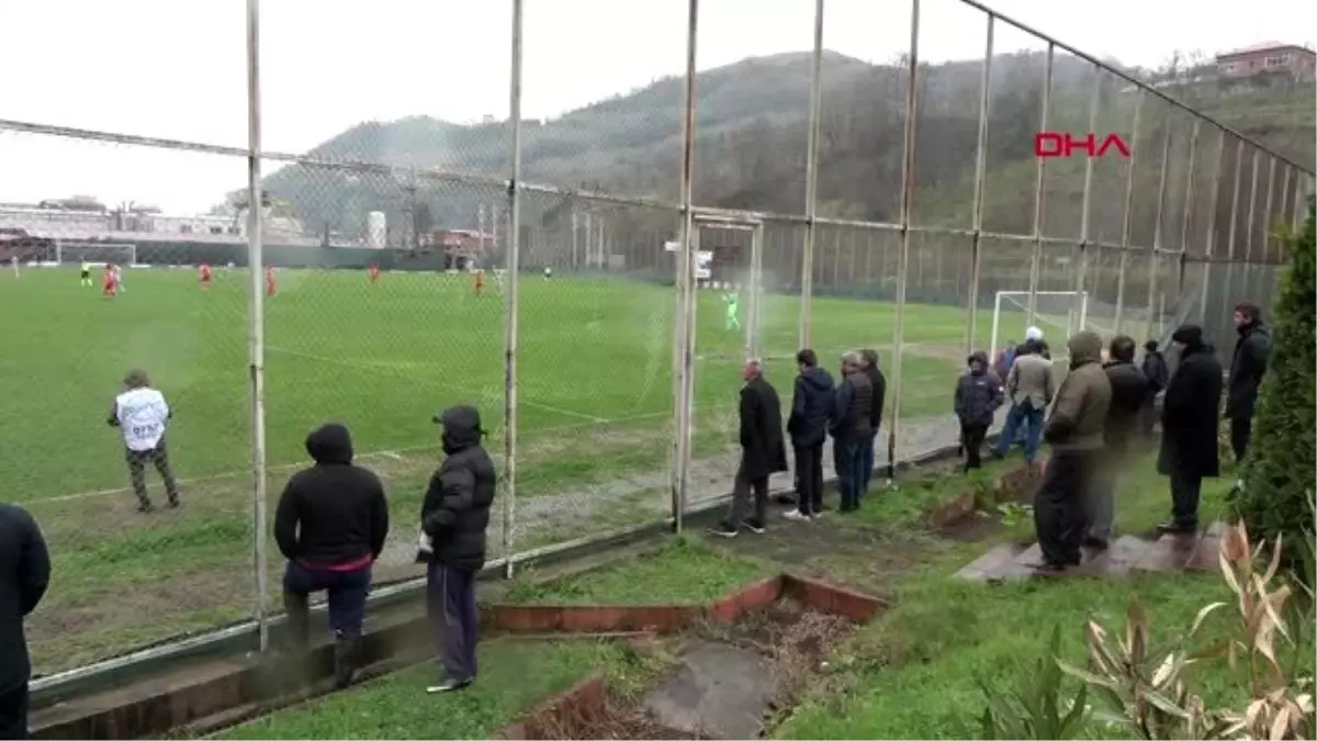 TRABZON Stadyuma giremeyen taraftarlar maçı tel örgülerin arkasından izledi