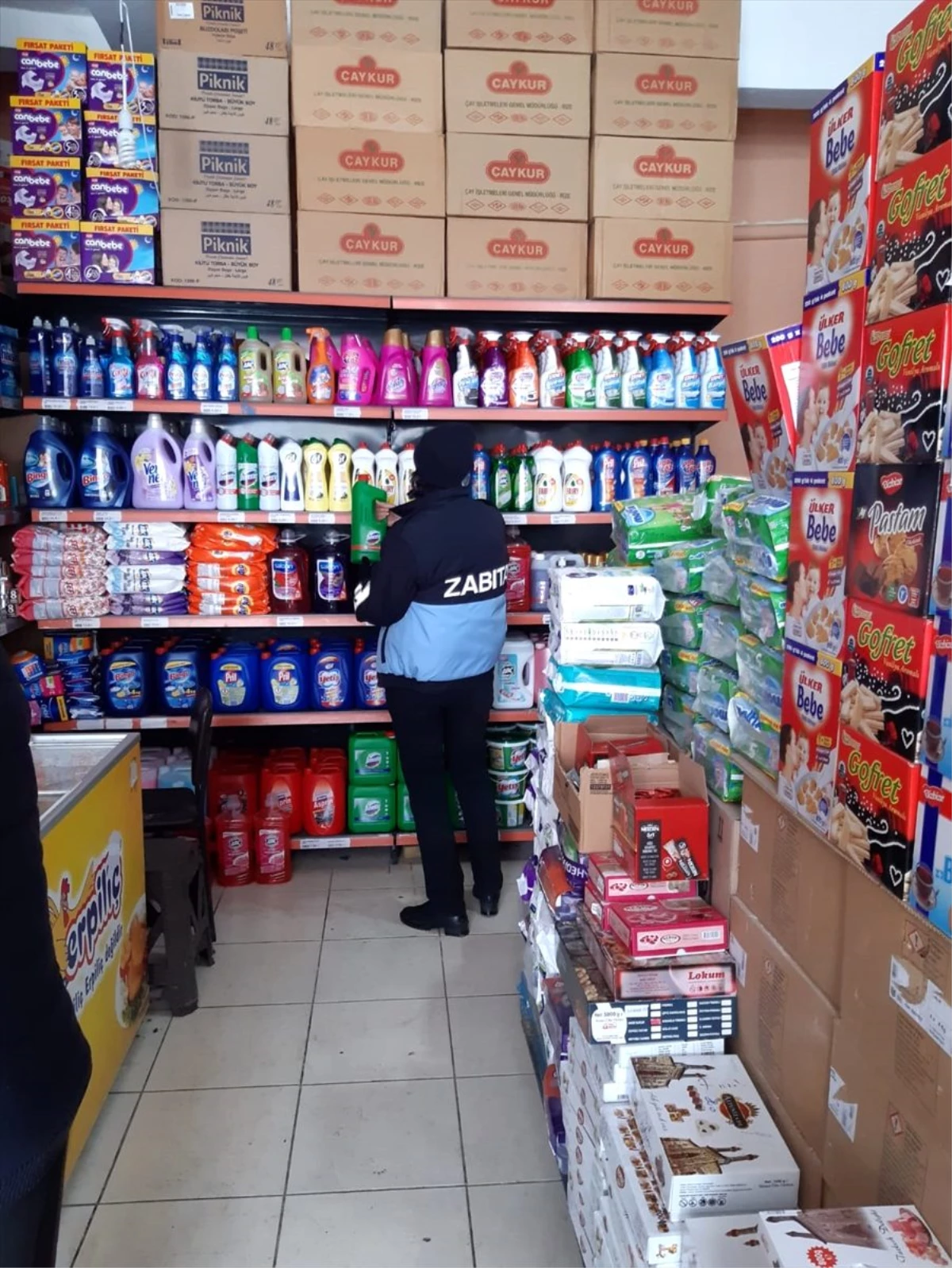 Ulaş Belediyesi zabıta ekipleri marketleri denetledi