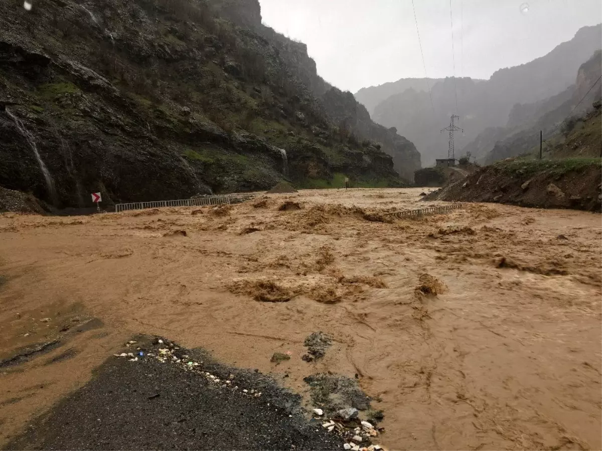 Uludere-Şırnak karayolu, sağanak yağış nedeni ile kapandı