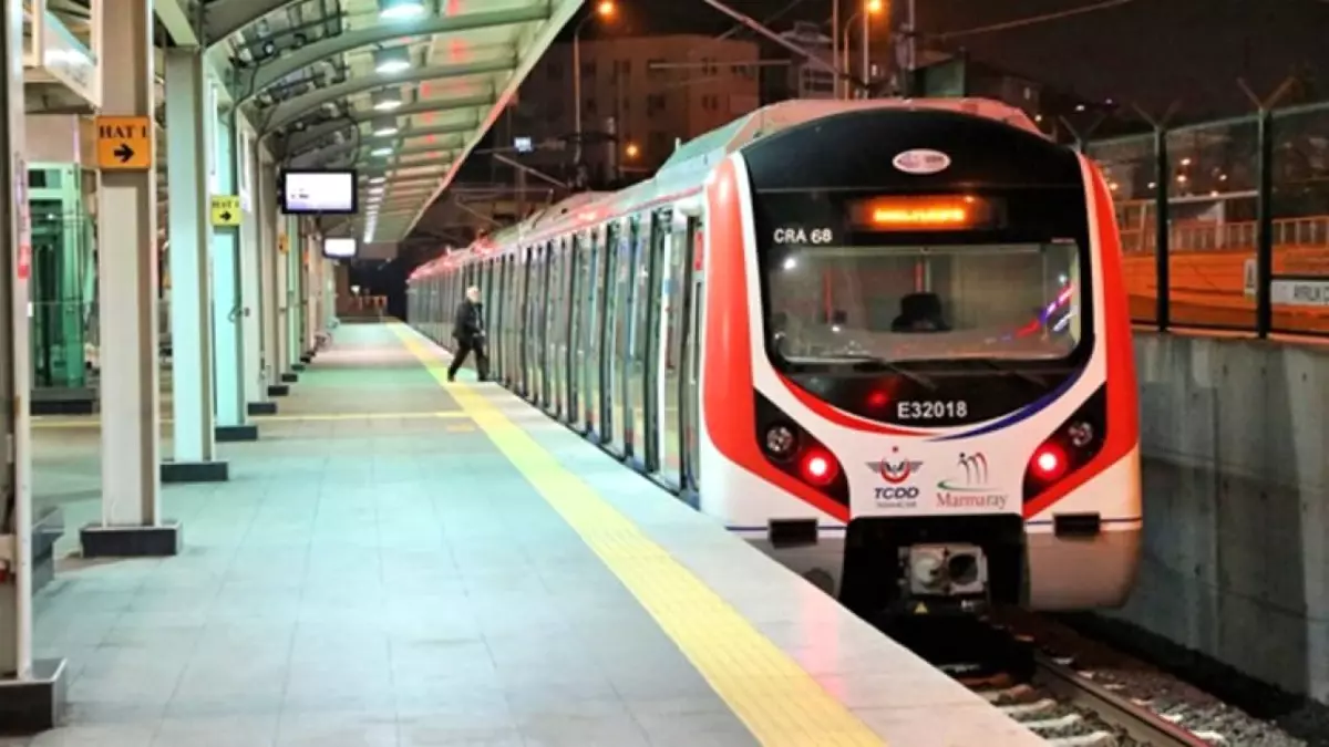 Vatandaşlar koronavirüs tedbirine karşı evden çıkmayınca Marmaray istasyonları boş görüntülendi