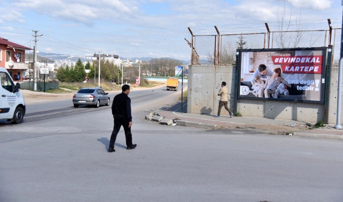 Vatandaşlara billbordla uyarı, "Evinde Kal Kartepe"