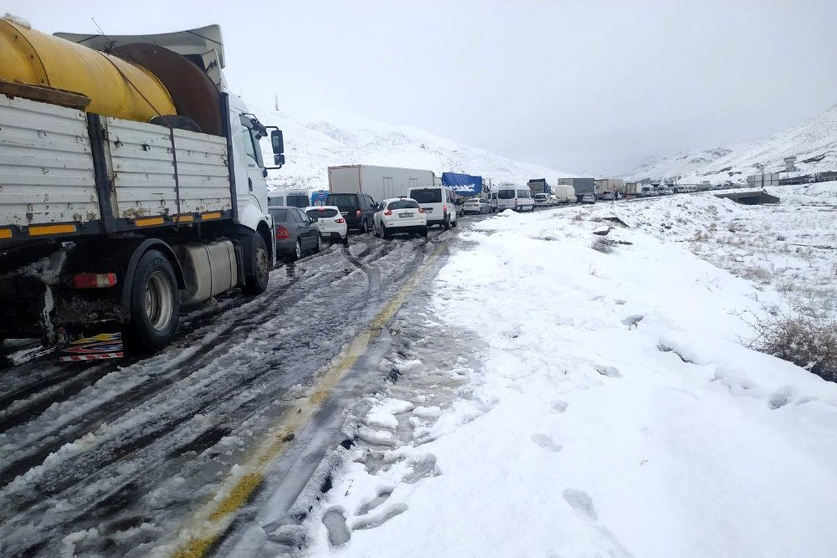 Yüksekova yolunda onlarca araç mahsur kaldı