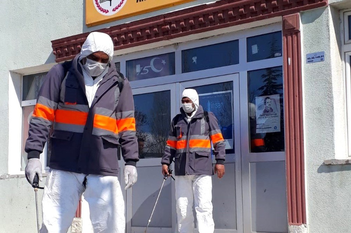 Yunak\'ta korona virüsüne karşı ilaçlama çalışmaları devam ediyor
