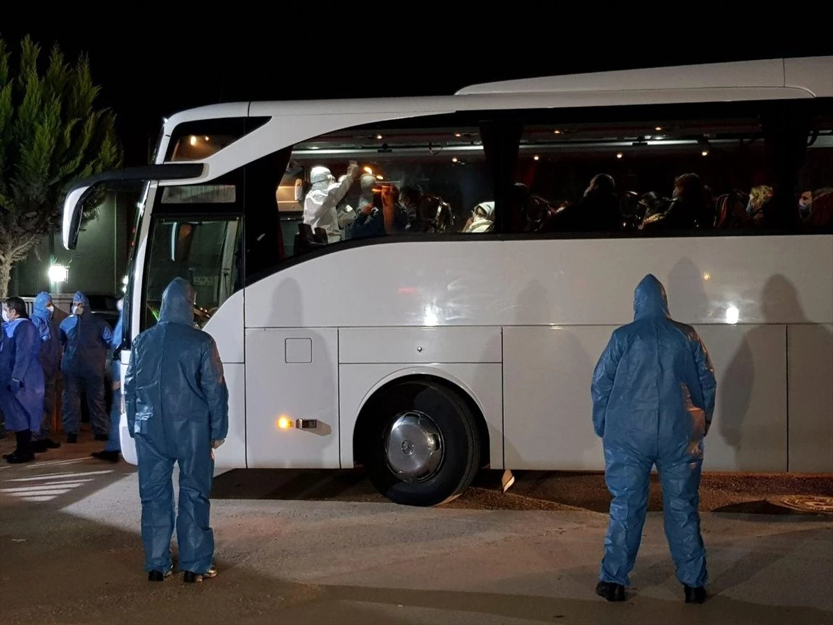 Yurt dışından gelen yolcular Kocaeli\'de öğrenci yurtlarına yerleştirildi
