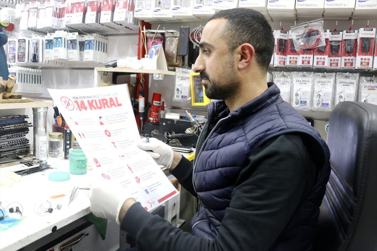 Ağrı\'da Kızılay gönüllüleri broşürlerle vatandaşları Kovid-19 salgınına karşı bilgilendirdi