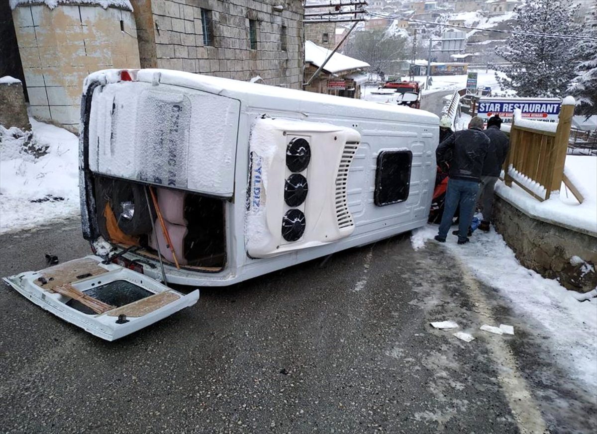 Aksaray\'da diyaliz hastalarını taşıyan minibüs devrildi: 2 yaralı