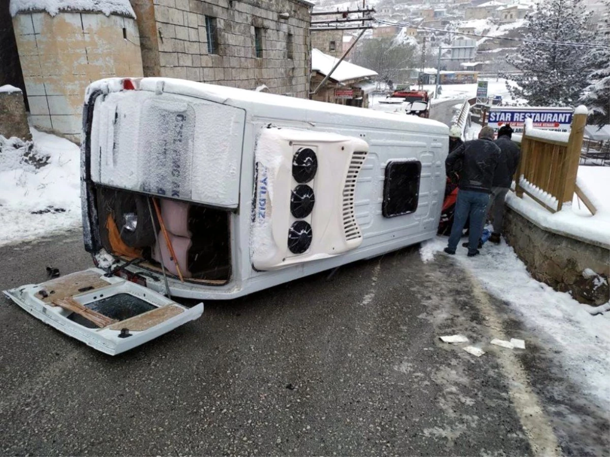 Aksaray\'da hasta taşıyan minibüs devrildi: 2 yaralı