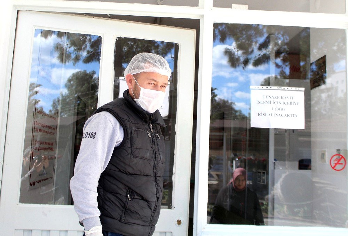 Antalya\'da mezarlıklarda korona virüs sessizliği