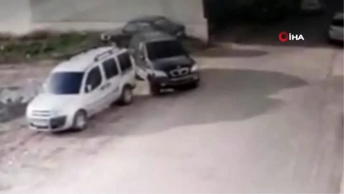 Araç içinde pusuya yatan kişilerin dehşet saçtığı anlar kamerada