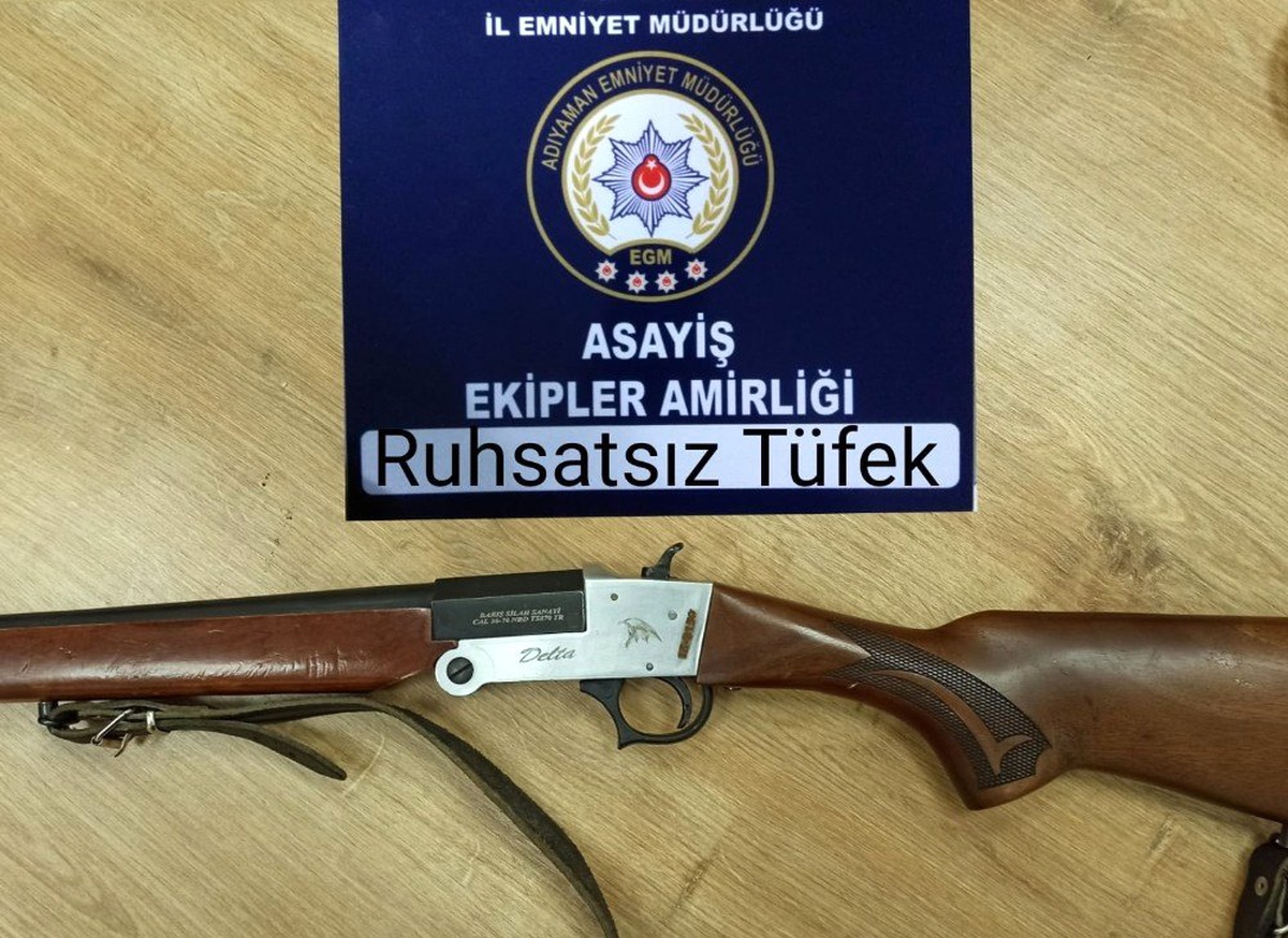 Araçlardan ruhsatsız tüfekler ele geçirildi