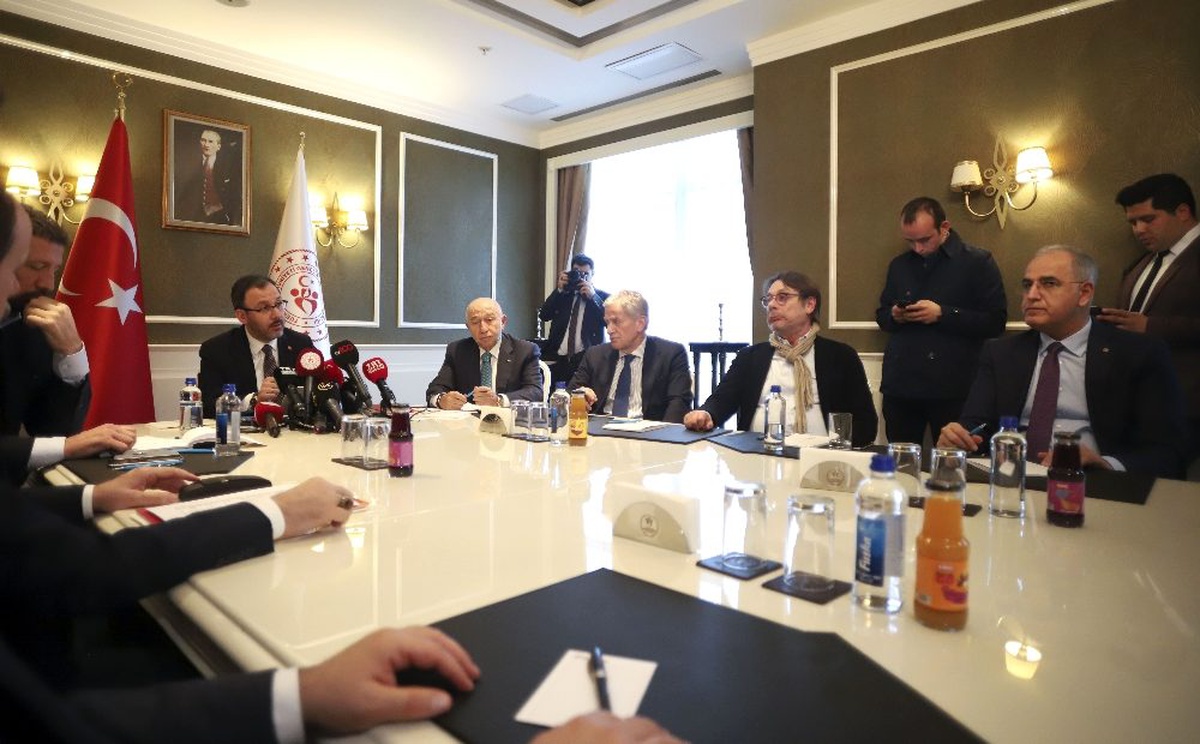 Bakan Kasapoğlu: "Liglerin ertelenmesine birlikte karar verdik"