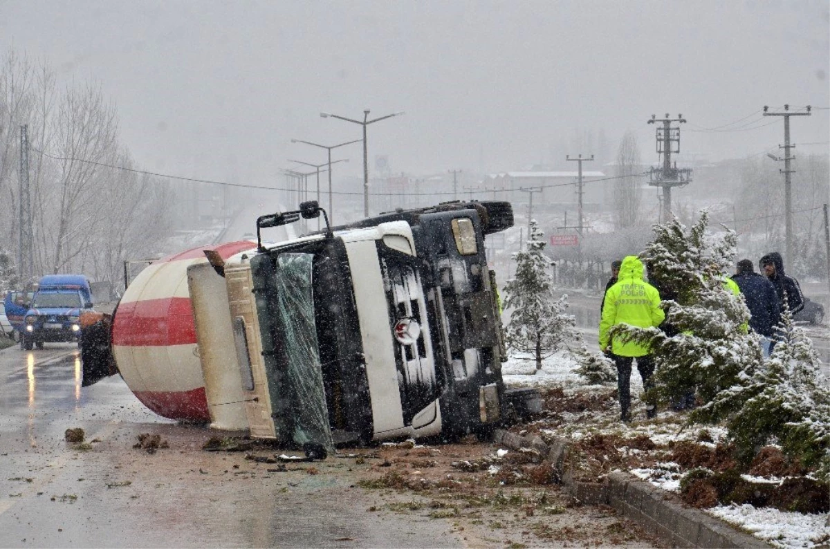 Beton mikseri devrildi: 2 yaralı