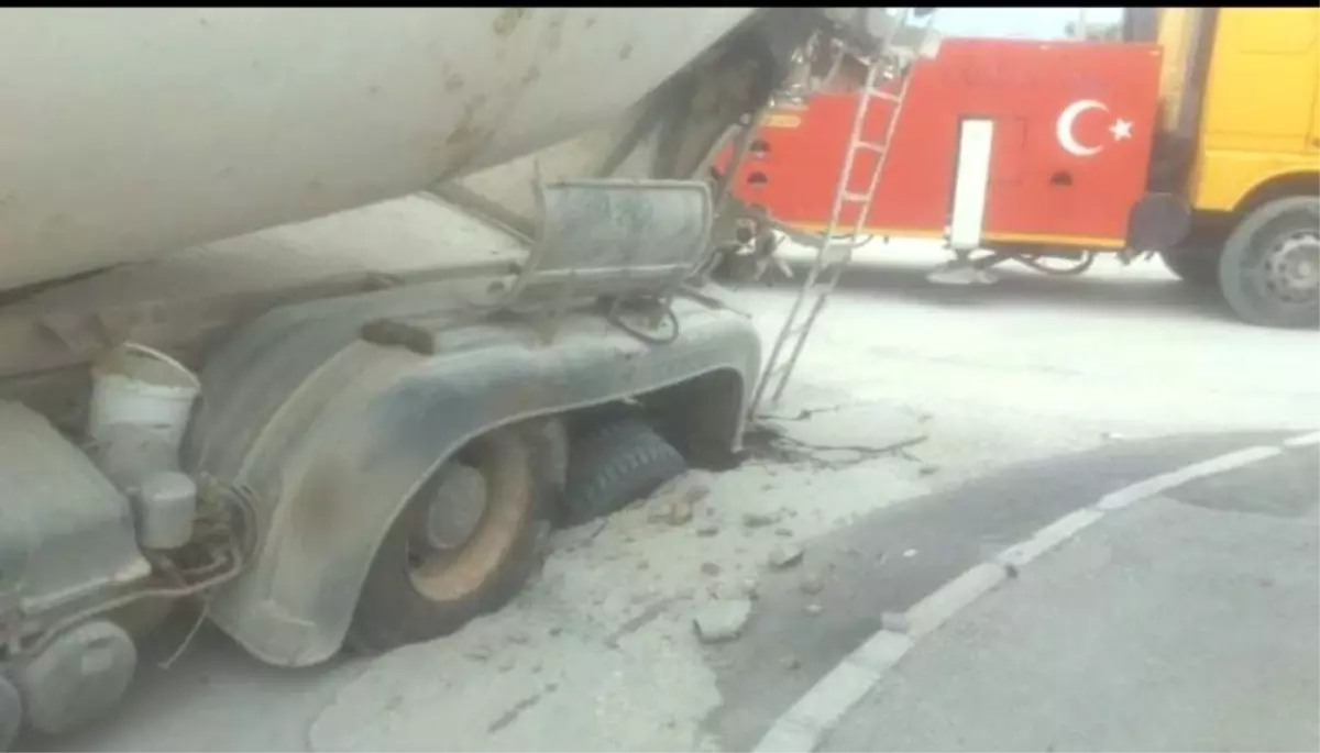 Beton mikserini taşıyamayan yol çöktü