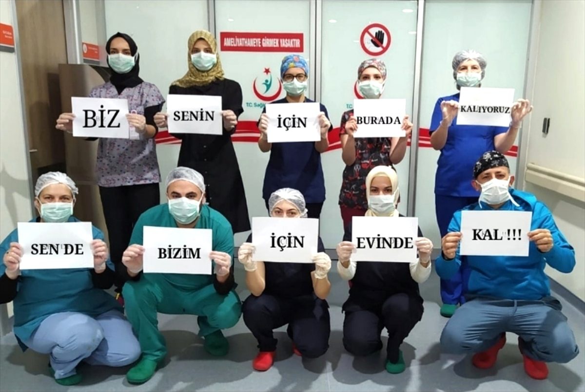 Bursa\'da görevli sağlıkçılardan vatandaşlara mesaj