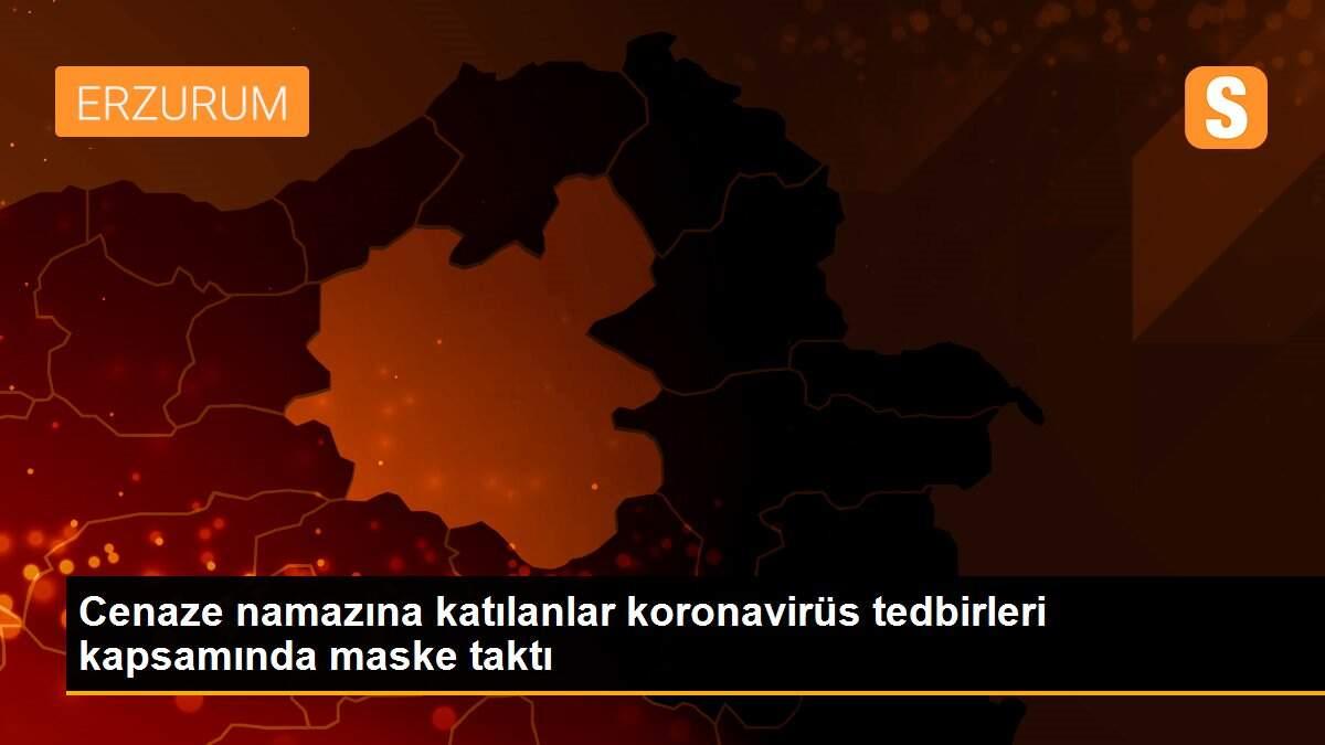 Cenaze namazına katılanlar koronavirüs tedbirleri kapsamında maske taktı