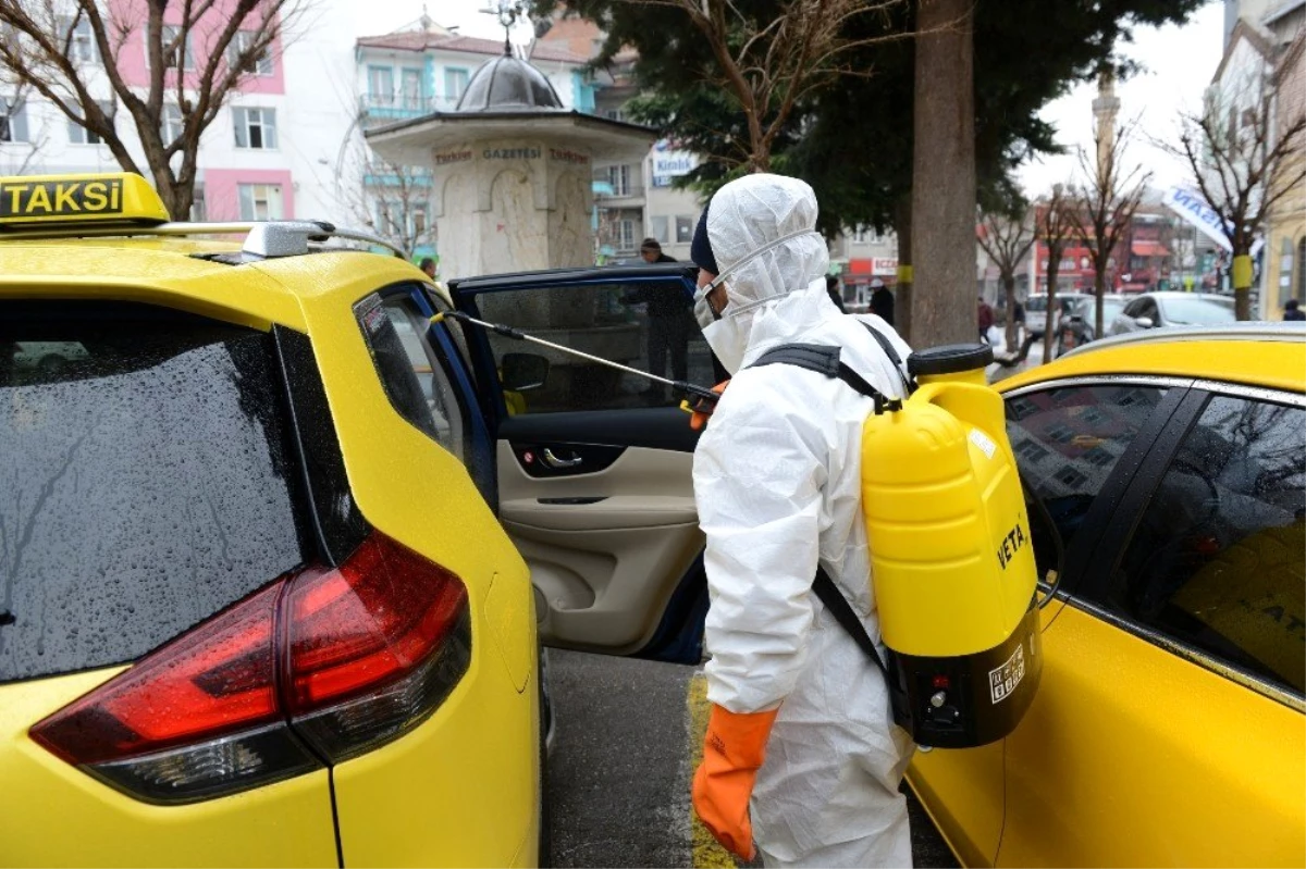 Çorum\'da belediye ekipleri ticari taksileri dezenfekte ediyor