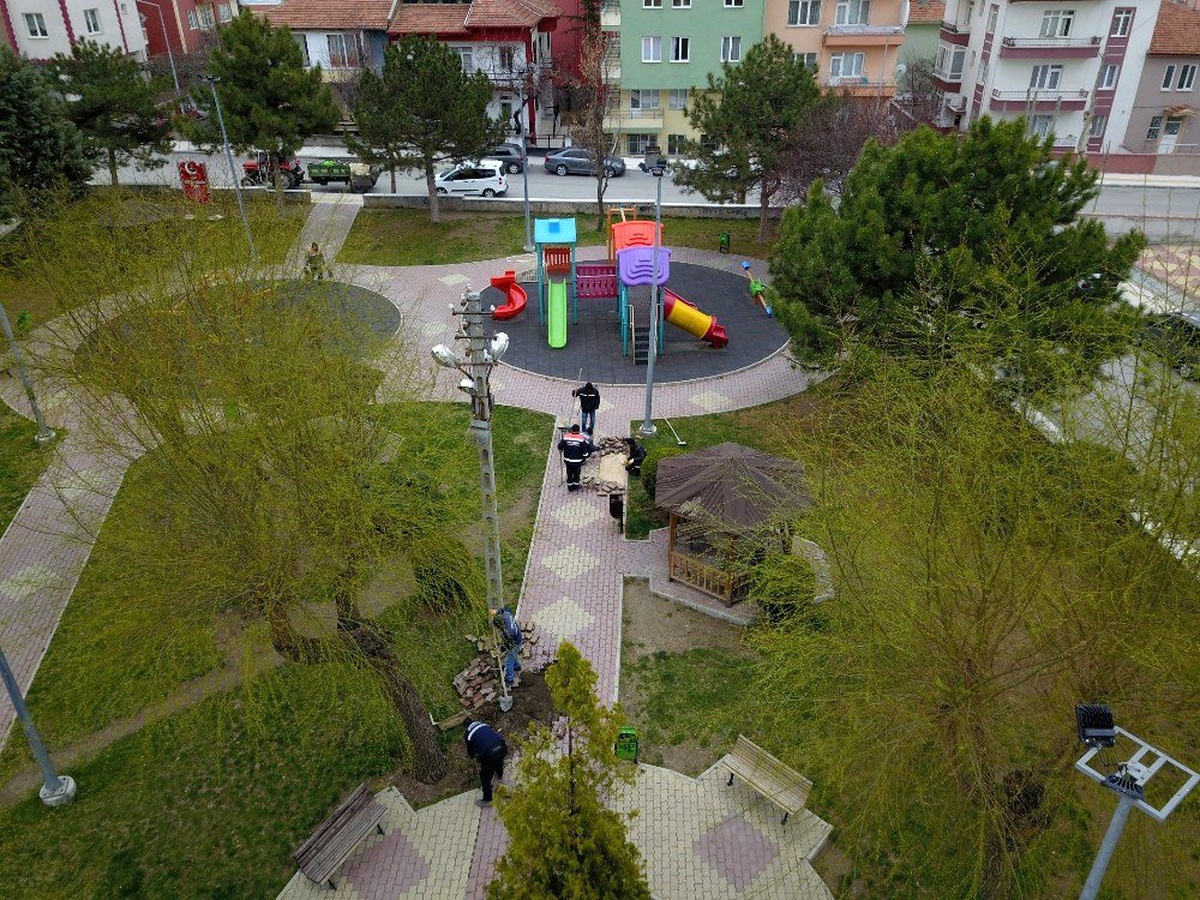 Çorum\'da belediye parkları bahara hazırlıyor