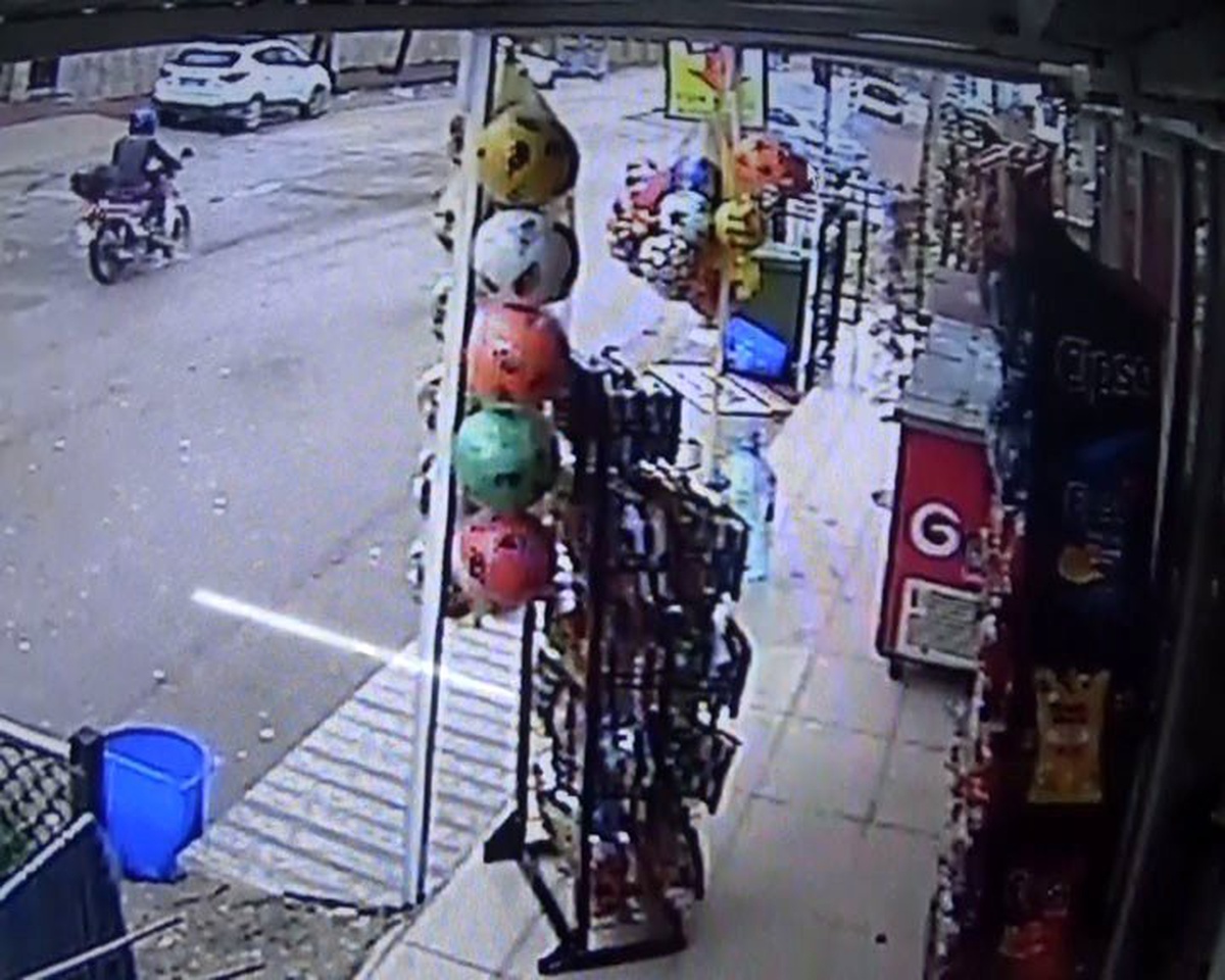 Dikkatsiz sürücünün neden olduğu kaza kameraya yansıdı