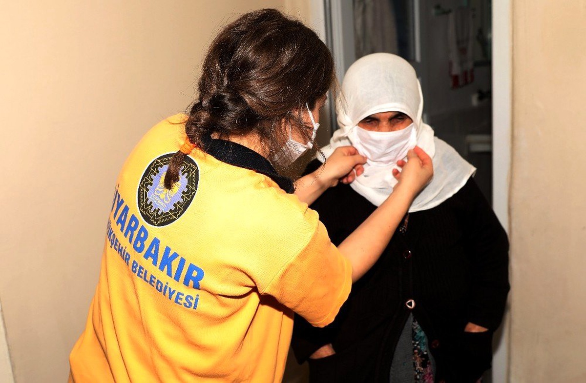 Diyarbakır Büyükşehir Belediyesinden yaşlılara koruyucu maske ve kolonya dağıtımı