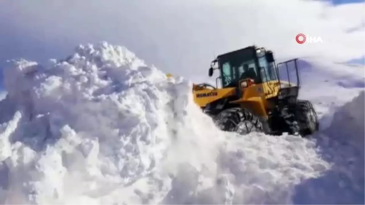 Doğu\'da kar ve tipi köy yollarını ulaşıma kapattı