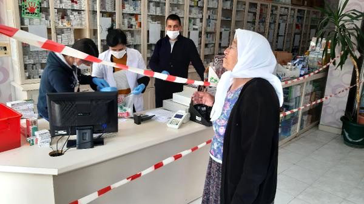 Eczanede koronavirüse karşı şeritli önlem