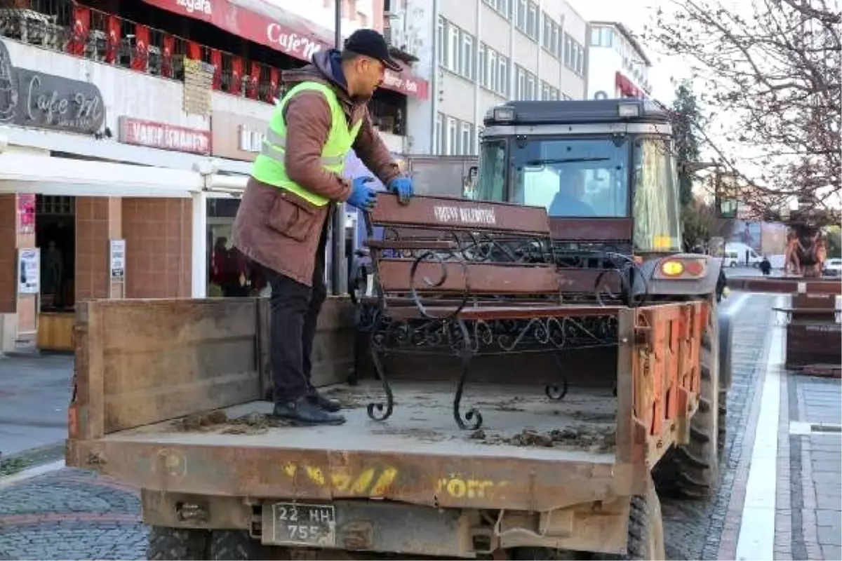 Edirne\'de koronavirüs tedbirleri kapsamında banklar kaldırıldı